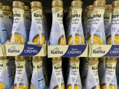 Viersen, Almanya - 9 Temmuz. 2020: Alman süpermarketinde Rama kremalı yağ şişelerinin kapanışı (merkeze odaklan)