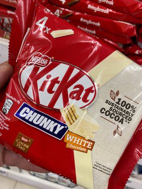Viersen, Almanya - 9 Temmuz. 2020: Alman süpermarketinde çanta Kitkat çikolatalarının kapanışı (merkeze odaklan)