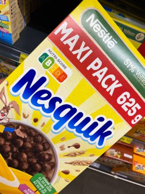 Viersen, Almanya - 9 Temmuz. 2020: Alman süpermarketinde Nesquik çikolatalı müsli kutusunun kapanışı (kutunun merkezine odaklan)