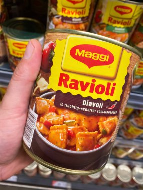 Viersen, Almanya - 9 Temmuz. 2020: Alman süpermarketinde Maggi ravioli ile el ele tutuşmanın yakınlaştırılması (konserve üzerine odaklanın)