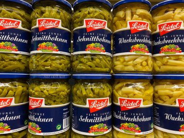 Viersen, Almanya - 9 Temmuz. 2020: Alman süpermarketinde Seidel fransız ve balmumu fasulyeli kavanoz yığını