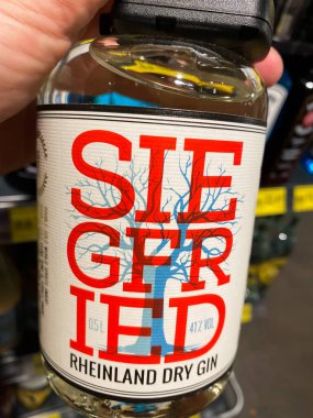 Viersen, Almanya - 9 Temmuz. 2020: Alman süpermarketinde Siegfried cin şişesine yakın çekim