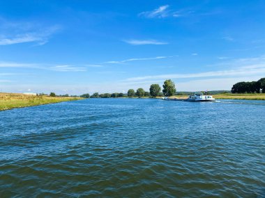 Cuijk-Hollanda yakınlarındaki tipik Hollanda kırsal manzaralı Maas nehri manzarası