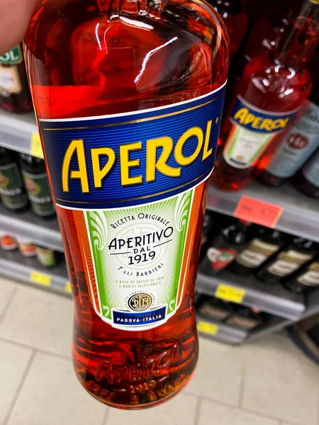 Viersen Německo Července 2020 Uzavření Lahvičky Aperol Ručně Německém Supermarketu — Stock fotografie