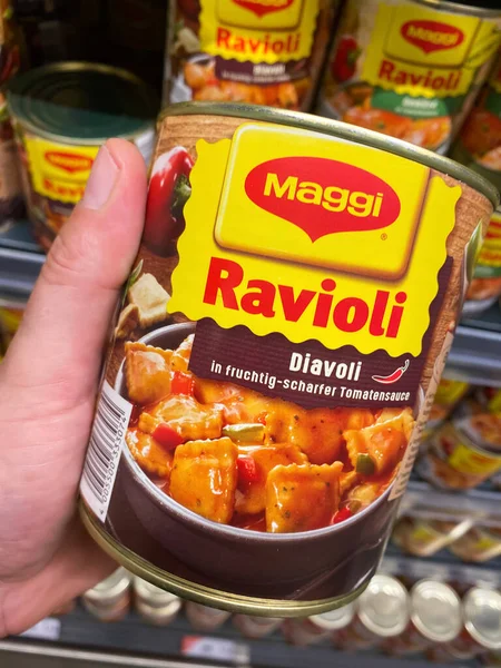 Viersen Germany July 2020 Closeup Hand Holding Can Maggi Ravioli — Stock Photo, Image