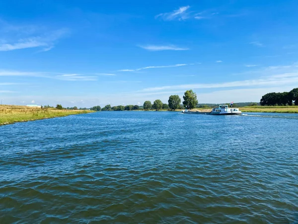 Vista Sobre Rio Maas Com Paisagem Rural Típica Holandesa Verão — Fotografia de Stock