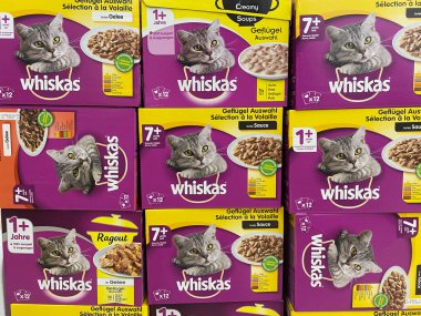 Viersen, Almanya - 9 Temmuz. 2020: Alman süpermarketinin rafındaki istiflenmiş viski kedi maması kutularına bakın