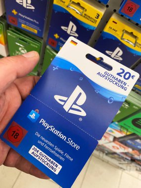Viersen, Almanya - 9 Temmuz. 2020: Almanya 'da süpermarkette el ele tutulan Playstation hediye çeki (kartına odaklan)