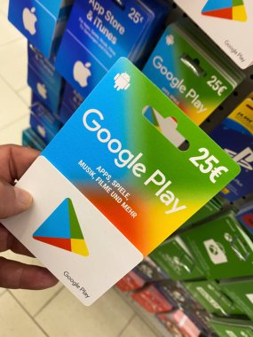 Viersen, Almanya - 9 Temmuz. 2020: Google 'da hediye çeki kartı ile Almanya' da süpermarkette el ele tutulur (karta odaklan)