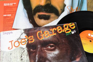 Viersen, Almanya - 9 Temmuz. 2020: Frank Zappa 'nın Plak Koleksiyonu Kapağı