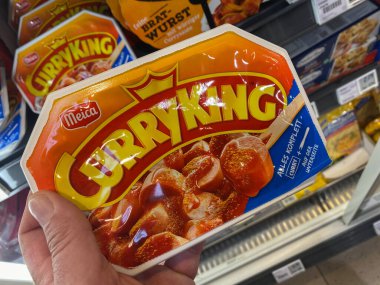 Viersen, Almanya - 9 Temmuz. 2020: Meica, Alman süpermarketinde Curryking sosis yemeye hazır el ele tutuşma paketi