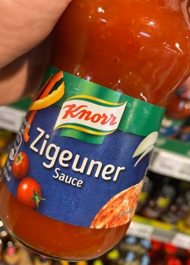 Viersen, Almanya - 9 Temmuz. 2020: Alman süpermarketinde Knorr zigeuner sos şişesine yakın çekim