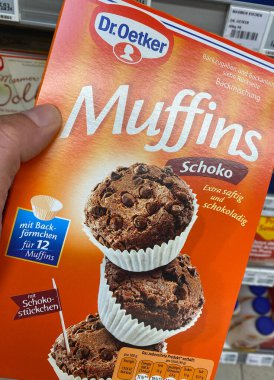 Viersen, Almanya - 9 Temmuz. 2020: Alman süpermarketinde karton kutu Dr. Oetker Muffins 'in elele tutuşması.