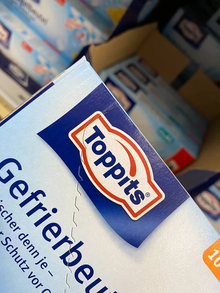 Viersen, Almanya - 9 Temmuz. 2020: Alman süpermarketinde soğutucu poşetlerinin bulunduğu karton kutuda görüntüle (merkeze odaklan)