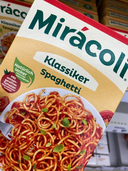 Viersen Germany August 2020 View Hand Holding Packet Miracoli Noodles — Stock Photo, Image