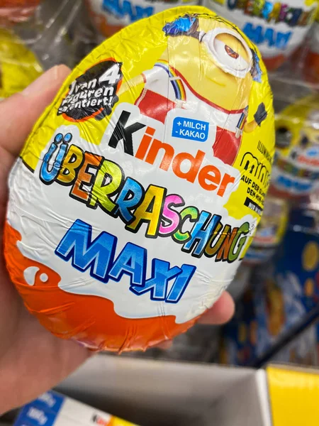 Viersen Germany July 2020 View Kinder Surprise Egg Hold Hand — Stock Photo, Image