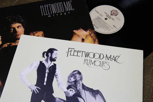 Viersen, Almanya - 9 Temmuz. 2020: Fleetwood Mac grubunun plak kapağı koleksiyonu