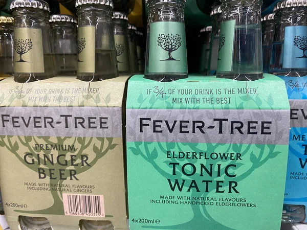 Viersen, Almanya - 9 Temmuz. 2020: Alman süpermarketinin rafındaki Ateş Ağacı tonik suyunun yakınlaştırılması