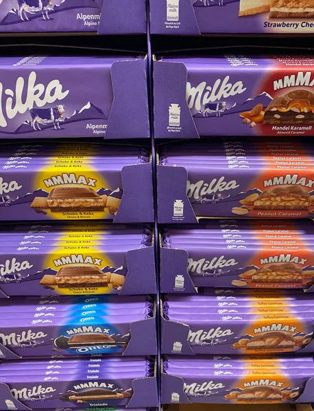 Viersen, Almanya - 9 Temmuz. 2020: Alman süpermarketinin rafındaki sütlü çikolataların kapatılması