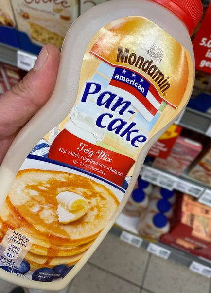 Viersen, Almanya - 9 Temmuz. 2020: Alman süpermarketinde Mondamin marka krep pişirmeye hazır şişenin yakın çekimi