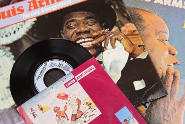 Viersen, Almanya - 9 Temmuz. 2020: Louis Armstrong Caz Plak Koleksiyonunun Kapağı