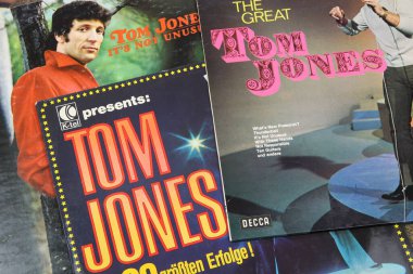 Viersen, Almanya - 9 Temmuz. 2020: Tom Jones 'un plak kapak koleksiyonuna yakın çekim