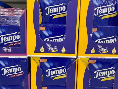 Viersen, Almanya - 9 Temmuz. 2020: Alman süpermarketinde istiflenmiş Tempo mendil kutularına bak (merkeze odaklan)