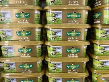 Viersen, Almanya - 9 Temmuz. 2020: Alman süpermarketinde istiflenmiş kerrygold İrlanda tereyağı paketlerine bakın (merkezdeki yığına odaklanın)