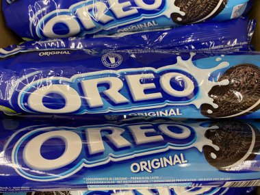 Viersen, Almanya - 9 Temmuz. 2020: Alman süpermarketinde Oreo çikolatalı kurabiye paketlerine bakın (merkeze odaklanın)