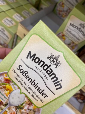 Viersen, Almanya - 9 Temmuz. 2020: Alman süpermarketinde Mondamin sos klasörlü karton kutuda görüntüle (kutunun üst üçte birine odaklan)