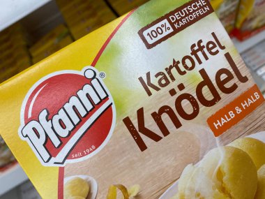 Viersen, Almanya - 9 Temmuz. 2020: Alman süpermarketinde hazırlanmış pfanni hamur köfteleriyle birlikte karton kutuda görüntüle (kutuya odaklan)