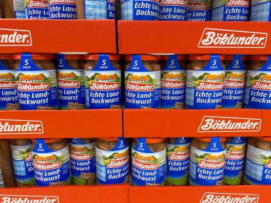 Viersen, Almanya - 9 Temmuz. 2020: Alman süpermarketinin rafındaki istiflenmiş boklunder sosisleri kavanozlarına bak (merkeze odaklan)