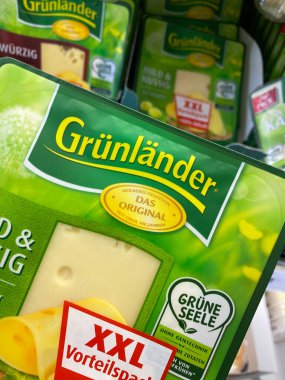 Viersen, Almanya - 9 Temmuz. 2020: Alman süpermarketinde (fokus sol tarafta) Fruh Kolsch birası bulunan kırmızı kutu yığınına bakın)