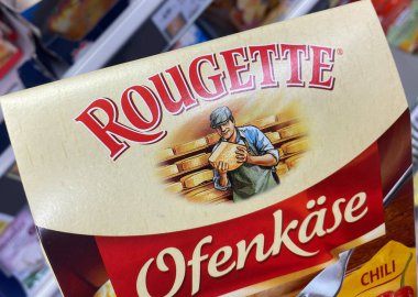 Viersen, Almanya - 9 Temmuz. 2020: Alman süpermarketinin rafında elle tutulan paket Rougette fırın peynirine bakın (paket merkezine odaklan)