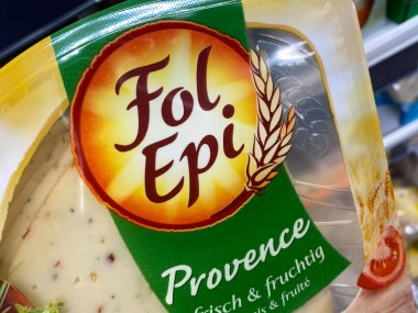 Viersen, Almanya - 9 Temmuz. 2020: Alman süpermarketinde el ele tutuşmuş Fol Epi peynirini pakette görüntüle (paket merkezine odaklan)