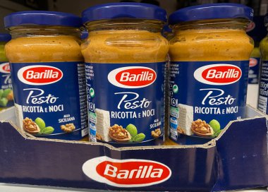 Viersen, Almanya - 9 Temmuz. 2020: Barilla noodle pesto 'yu Alman süpermarketinin rafında görmek (merkezdeki cama odaklanmak))