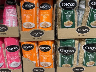 Viersen, Almanya - 9 Temmuz. 2020: Alman süpermarketinin rafındaki Oryza pirinç paketlerine bakın (sağda odaklan)
