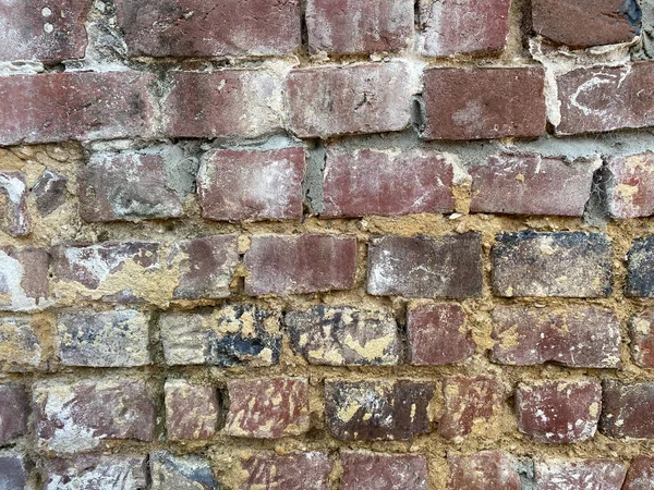 セメントと隔離された古いレンガの壁で見る — ストック写真