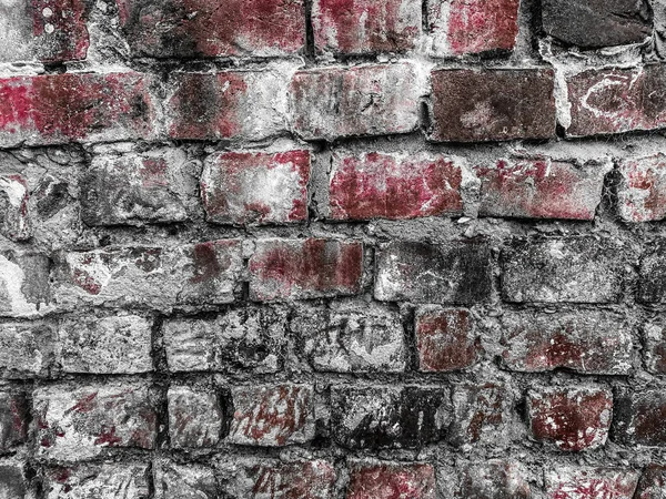 セメントと隔離された古いレンガの壁で見る — ストック写真
