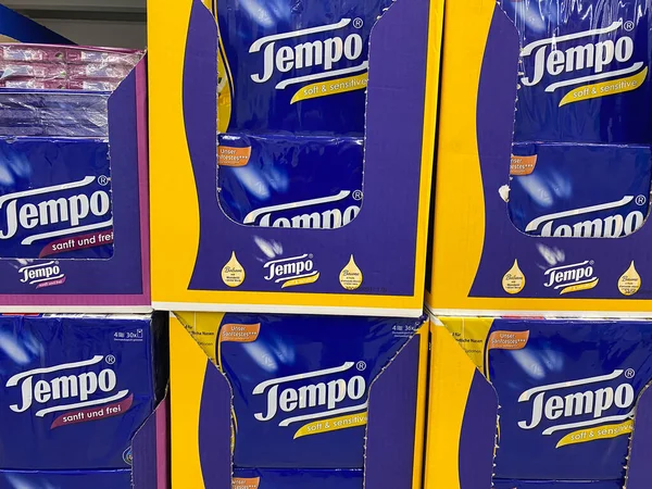 Viersen, Almanya - 9 Temmuz. 2020: Alman süpermarketinde istiflenmiş Tempo mendil kutularına bak (merkeze odaklan)