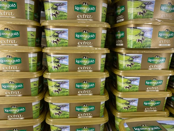 Viersen, Almanya - 9 Temmuz. 2020: Alman süpermarketinde istiflenmiş kerrygold İrlanda tereyağı paketlerine bakın (merkezdeki yığına odaklanın)
