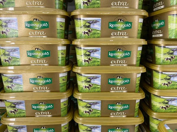 Viersen, Almanya - 9 Temmuz. 2020: Alman süpermarketinde istiflenmiş kerrygold İrlanda tereyağı paketlerine bakın (merkezdeki yığına odaklanın)