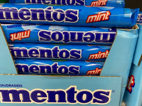 Viersen Německo Července 2020 Pohled Mentos Mátové Bonbóny Německém Supermarketu — Stock fotografie