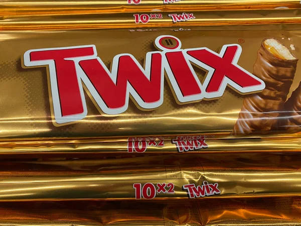Viersen, Almanya - 9 Temmuz. 2020: Alman süpermarketinde Twix çikolata paketlerine bak (metne odaklan)