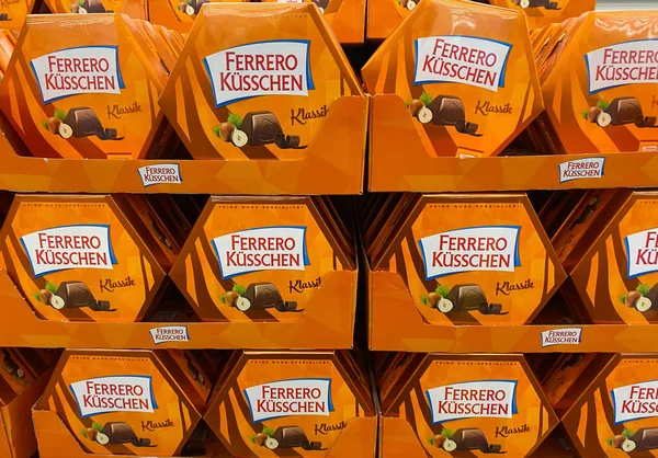 Viersen, Almanya - 9 Temmuz. 2020: Alman süpermarketinin rafındaki istiflenmiş boklunder sosisleri kavanozlarına bak (merkeze odaklan)