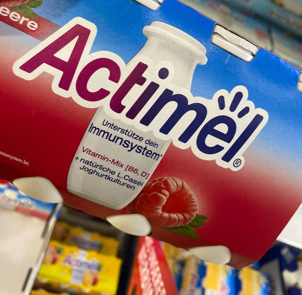Viersen, Almanya - 9 Temmuz. 2020: Alman süpermarketinde Actimel yoğurt paketini görüntüle (kutunun merkezine odaklan)