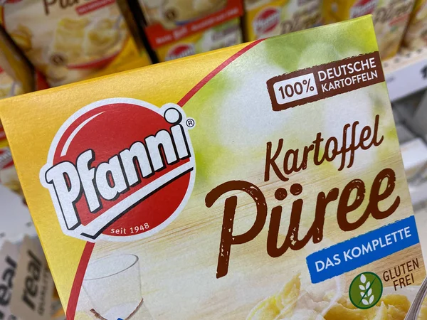 Viersen, Almanya - 9 Temmuz. 2020: Alman süpermarketinde pfanni püresi hazır patates püresi ile karton kutuya bak (kutuya odaklan)