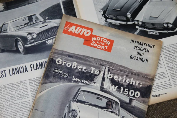 ドイツのヴィエルセン 7月9日 202020年 木製テーブルの60年代のドイツの古い紙の雑誌の自動車スポーツの眺め — ストック写真