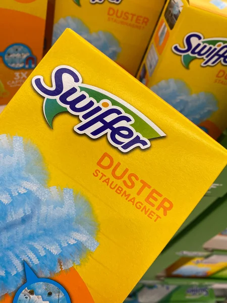 Viersen, Almanya - 9 Temmuz. 2020: Alman süpermarketinde karton kutu Swiffer toz bezi giysileri rafın önünde (kutuya odaklan)