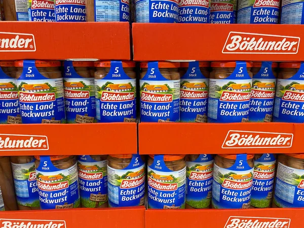 Viersen, Almanya - 9 Temmuz. 2020: Alman süpermarketinin rafındaki istiflenmiş boklunder sosisleri kavanozlarına bak (merkeze odaklan)